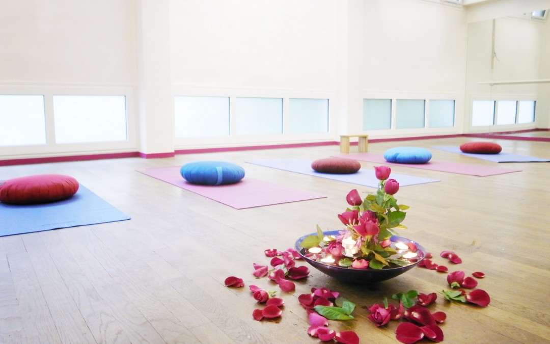 fleurs coussins Cours stages Yoga hatha exercices posture yogamanjali filla brion Paris 20