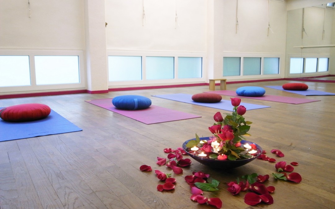 fleurs coussins Cours stages Yoga hatha exercices posture yogamanjali filla brion Paris 20
